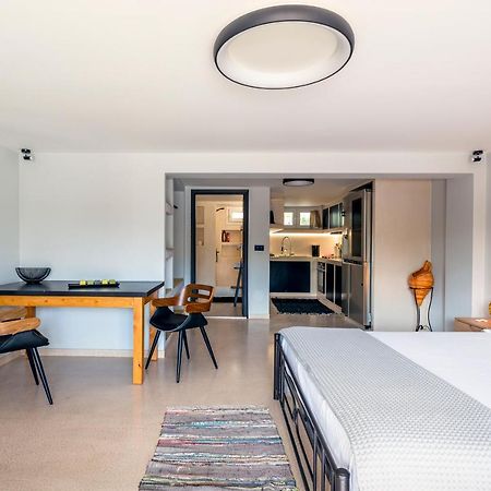 Black And White Apartment Πολλώνια Εξωτερικό φωτογραφία