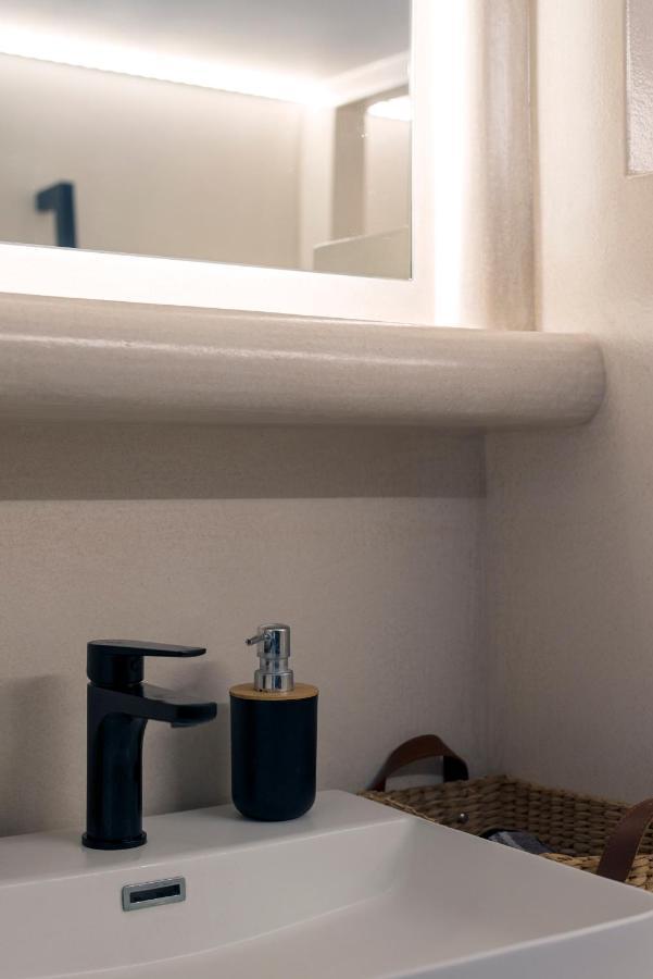 Black And White Apartment Πολλώνια Εξωτερικό φωτογραφία